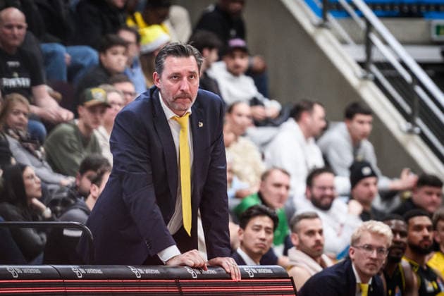 Kenneth Desloovere MHP Riesen Ludwigsburg, Assistant Coach critical view of the pitch GER, MHP Riesen Ludwigsburg RASTA Vechta, easycredit BBL, Basketball, Bundesliga, Matchday 11, Season 2025 2026, 22 12 2025 GER, MHP Riesen Ludwigsburg RASTA Vechta, easycredit BBL, Basketball, Bundesliga, Matchday 11, Season 2025 2026, 22 12 2025 Ludwigsburg Copyright: xSandyxDinkelackerx EP_SDR