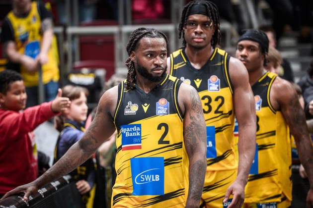 Tray Buchanan MHP RIESEN Ludwigsburg, 02 and team visibly disappointed after defeat GER, MHP Riesen Ludwigsburg RASTA Vechta, easycredit BBL, Basketball, Bundesliga, Matchday 11, Season 2025 2026, 22 12 2025 GER, MHP Riesen Ludwigsburg RASTA Vechta, easycredit BBL, Basketball, Bundesliga, Matchday 11, Season 2025 2026, 22 12 2025 Ludwigsburg Copyright: xSandyxDinkelackerx EP_SDR