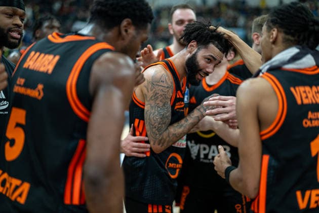 The team from Vechta celebrates its No. 10, Tevin Brown Rasta Vechta, 10 , GER, MHP RIESEN Ludwigsburg vs Rasta Vechta, easycredit BBL, Basketball, Bundesliga, Matchday 11, Season 2025 2026, 22 12 2025, 06 12 2025, GER, MHP RIESEN Ludwigsburg vs Rasta Vechta, easycredit BBL, Basketball, Bundesliga, Matchday 11, Season 2025 2026, 22 12 2025 Ludwigsburg Copyright: xEibner-Pressefoto SaschaxWaltherx EP_EER