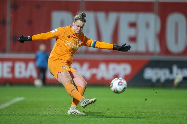 GER, Leverkusen, Bayer Leverkusen vs FC Bayern Munich, Google Pixel Womens Bundesliga, Football, DFB, Season 2025 2026, Ulrich Haberland Stadium, 14 Matchday in picture Friederike Repohl Bayer Leverkusen Women 27 DFB DFL REGULATIONS PROHIBIT ANY USE OF PHOTOGRAPHS AS IMAGE SEQUENCES AND OR QUASI VIDEO, 22 12 2025 Copyright: HMBxMedia HendrikxHamelau