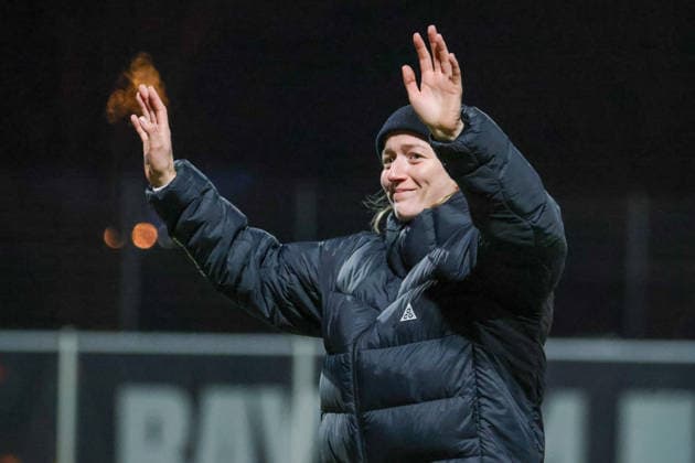 Leverkusen, Germany 22 December 2025 1 FBL 2025 2026 Bayer 04 Leverkusen vs FC Bayern Munich In the picture Lea Schüller Schueller FCB says an emotional goodbye to her fans from FC Bayern DFB regulations prohibit any use of photographs as image sequences and or quasi video Ulrich Haberland Stadion Nordrhein Westfalen Copyright: xFotostandx xFantinix