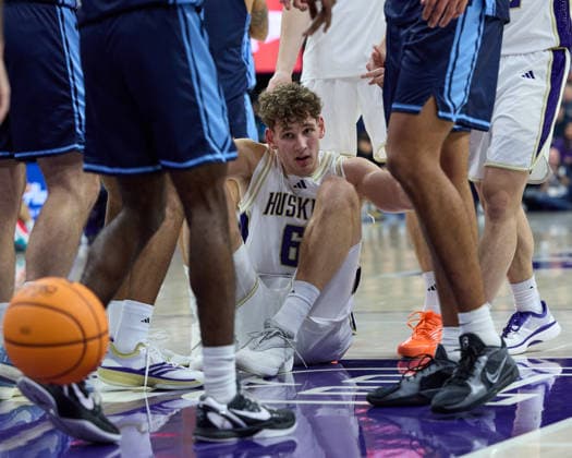 December 22, 2025, Seattle, Washington, USA: Washington forward HANNES STEINBACH (6) is helped up by his teammates during the NCAA, College League, USA menÃ¢â‚¬â ¢s basketball match between the Washington Huskies and San Diego Toreros at Alaska Airlines Arena on December 22, 2025 in Seattle, Washington. Seattle USA - ZUMAd218 20251222_zsp_d218_027 Copyright: xRichardxDizonx