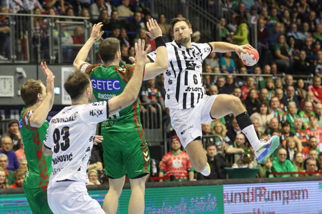 23 12 2025, xtgx, SC Magdeburg THW Kiel v l Harald Reinkind Kiel, 6 wirft Tor, Torschuetze, erzielt Tor, Treffer, scores the goal Magdeburg