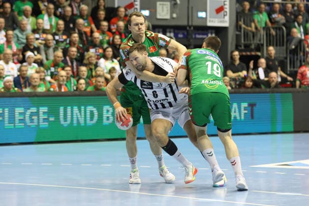 23 12 2025, xtgx, SC Magdeburg THW Kiel v l Felix Claar Magdeburg, 7 , Harald Reinkind Kiel, 6 , Elvar Orn Jonsson Magdeburg, 19 duel, duel, fight, tackle Magdeburg