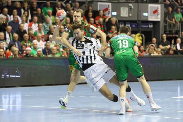 23 12 2025, xtgx, SC Magdeburg THW Kiel v l Felix Claar Magdeburg, 7 , Harald Reinkind Kiel, 6 , Elvar Orn Jonsson Magdeburg, 19 duel, duel, fight, tackle Magdeburg