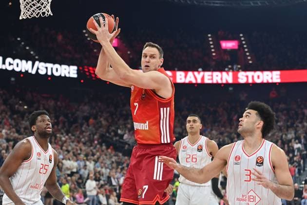 Johannes VOIGTMANN FCB action,duel against Elijah BRYANT Hapoel Basketball Euro League,season 2025 2026, FC Bayern Muenchen Hapoel Te Aviv on 23 12 2025, S A P G A R D EN