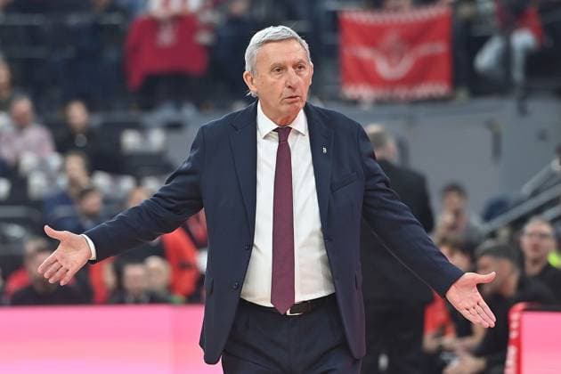 Coach Svetislav PESIC FCB , Gesti,perplexed, single image,cropped single motif,half figure,half figure Basketball Euro League,season 2025 2026, FC Bayern Muenchen Hapoel Te Aviv on 23 12 2025, S A P G A R D EN