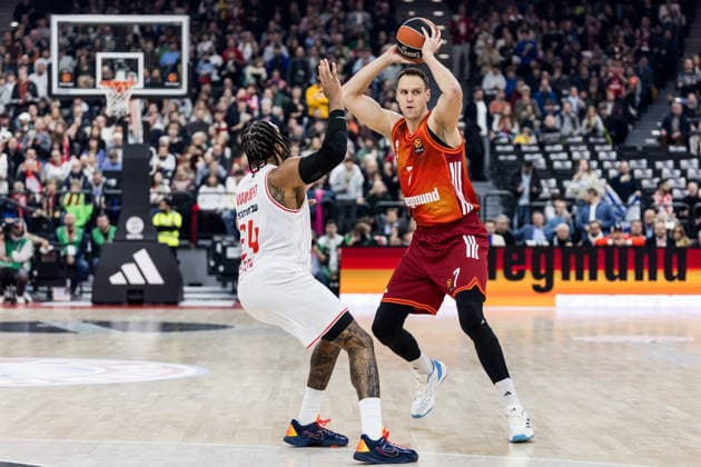 MUNICH, GERMANY - DECEMBER 23: Johannes Voigtmann (FC Bayern Muenchen, 7) controls the ball against Ish Wainright (Hapoel IBI Tel Aviv, 24) during the Turkish Airlines EuroLeague match between FC Bayern Muenchen vs. Hapoel IBI Tel Aviv at SAP Garden on round 18 of Turkish Airlines EuroLeague on December 23, 2025 in Munich, Germany. Bavaria Germany Copyright: xSteffiexWunderlx
