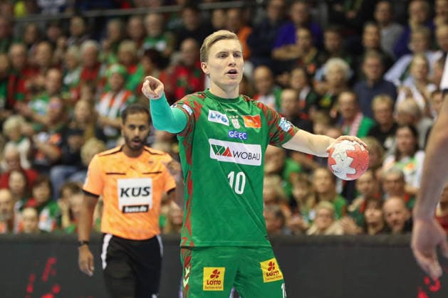 23 12 2025, xgox, Handball Daikin HBL SC Magdeburg THW Kiel emspor, v l Gisli Thorgeir Kristjansson Magdeburg, 10 am Ball, plays the ball Magdeburg