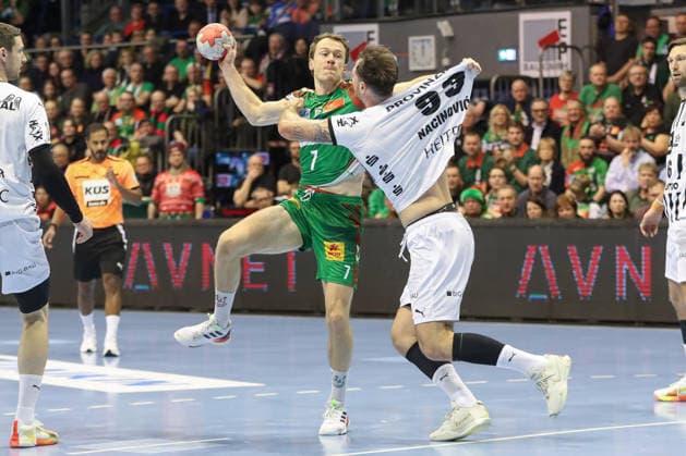 23 12 2025, xgox, Handball Daikin HBL SC Magdeburg THW Kiel emspor, v l Felix Claar Magdeburg, 7 , Veron Nacinovic Kiel, 93 duel, duel, fight, tackle Magdeburg