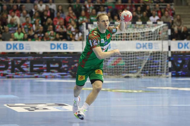 23 12 2025, xgox, Handball Daikin HBL SC Magdeburg THW Kiel emspor, v l Omar Ingi Magnusson Magdeburg, 14 on the ball, plays the ball Magdeburg