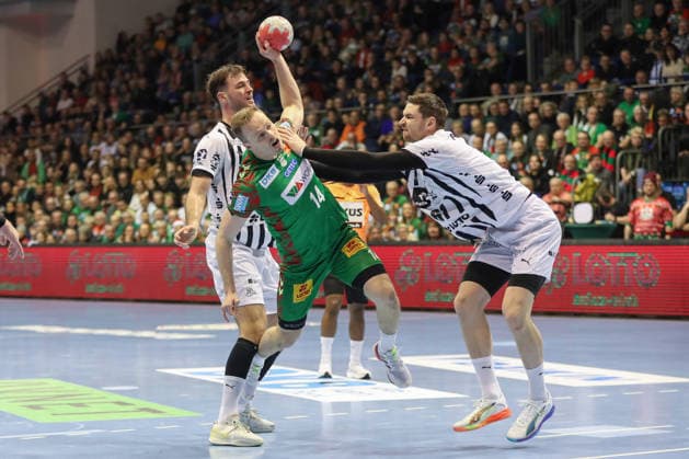23 12 2025, xgox, Handball Daikin HBL SC Magdeburg THW Kiel emspor, v l Veron Nacinovic Kiel, 93 , Omar Ingi Magnusson Magdeburg, 14 , k61 duel, duel, fight, tackle Magdeburg