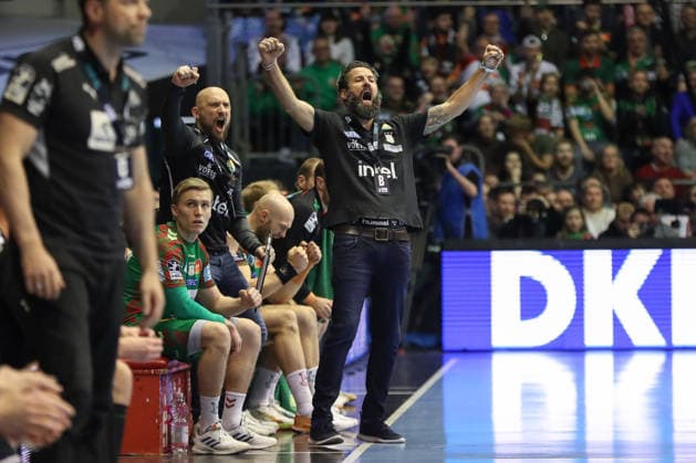 23 12 2025, xgox, Handball Daikin HBL SC Magdeburg THW Kiel emspor, v l Bennet Wiegert Magdeburg, coach jubilation, goal celebration, celebrate the goal, celebration Magdeburg