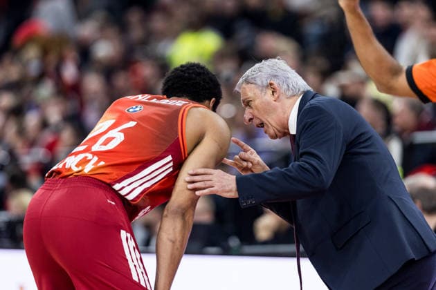 MUNICH, GERMANY - DECEMBER 23: Svetislav Pesic (Headcoach FC Bayern Muenchen) coaching Spencer Dinwiddie (FC Bayern Muenchen, 26) during the Turkish Airlines EuroLeague match between FC Bayern Muenchen vs. Hapoel IBI Tel Aviv at SAP Garden on round 18 of Turkish Airlines EuroLeague on December 23, 2025 in Munich, Germany. Bavaria Germany Copyright: xSteffiexWunderlx