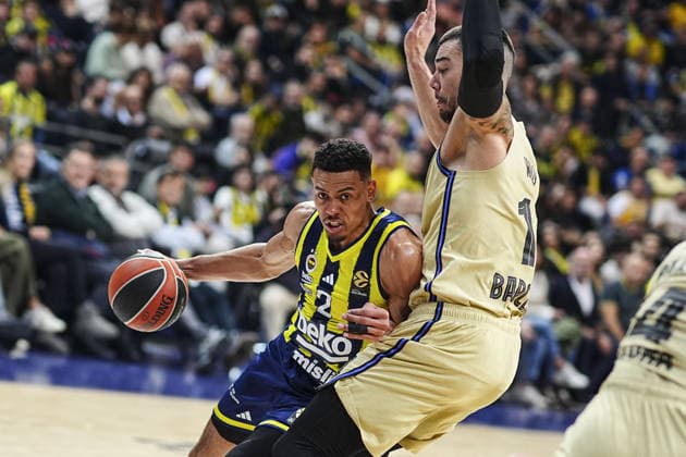 Fenerbahce Beko v Barcelona - EuroLeague ISTANBUL, TURKIYE - DECEMBER 23: Wade Baldwin (2) of Fenerbahce Beko in action against Willy Hernangomez (14) of Barcelona during EuroLeague week 18 basketball match between Fenerbahce Beko and Barcelona at Ulker Sports and Event Hall in Istanbul, Turkiye on December 23, 2025. Agit Erdi Ulukaya Anadolu Istanbul Turkey. Editorial use only. Please get in touch for any other usage.  Copyright: x2025xAnadoluxAgitxErdixUlukayax