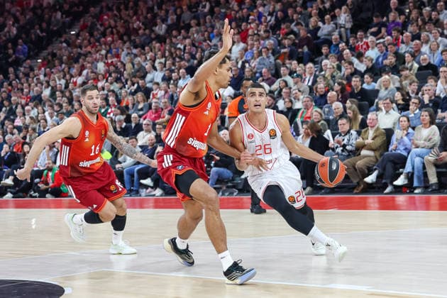 Yam Madar Hapoel IBI Tel Aviv, 26 with Oscar da Silva FC Bayern Basketball, 01 and Stefan Jovic FC Bayern Basketball, 16 , GER, FC Bayern Basketball vs Hapoel Tel Aviv, Basketball, Euroleague, Matchday 18, Season 2025 2026, 23 12 2025, GER, FC Bayern Basketball vs Hapoel Tel Aviv, Basketball, Euroleague, Matchday 18, Season 2025 2026, 23 12 2025 Munich Copyright: xEibner-Pressefoto JennixMaulx EP_JML