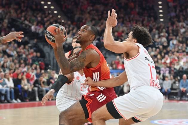 Isiaha MIKE FCB , action,duel against Collin MALCOLM Hapoel Basketball Euro League,season 2025 2026, FC Bayern Muenchen Hapoel Te Aviv on 23 12 2025, S A P G A R D EN