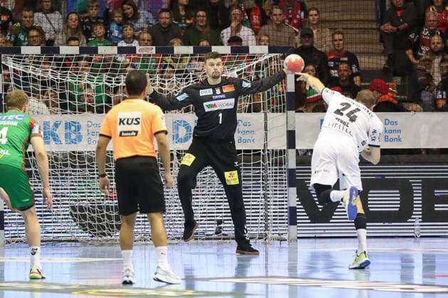 23 12 2025, xgox, Handball Daikin HBL SC Magdeburg THW Kiel emspor, v l Sergey Hernandez Ferrer Magdeburg, 1 on a seven-meter penalty against Lukas Zerbe Kiel, 24 Magdeburg