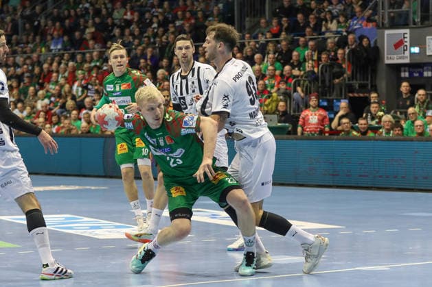 23 12 2025, xgox, Handball Daikin HBL SC Magdeburg THW Kiel emspor, v l Magnus Saugstrup Magdeburg, 23 , Veron Nacinovic Kiel, 93 duel, duel, fight, tackle Magdeburg