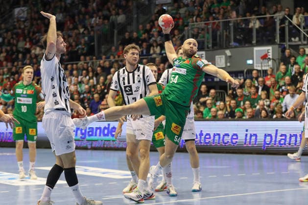 23 12 2025, xgox, Handball Daikin HBL SC Magdeburg THW Kiel emspor, v l Oscar Bergendahl Magdeburg, 54 throws goal, Torschuetze, scores goal, Treffer, scores the goal Magdeburg
