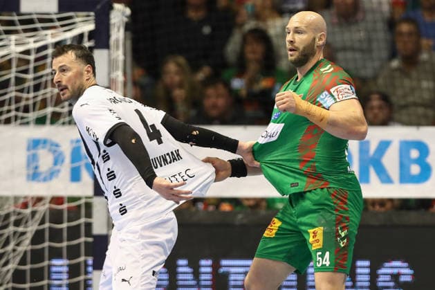 23 12 2025, xtgx, SC Magdeburg THW Kiel v l Domagoj Duvnjak Kiel, 4 , Oscar Bergendahl Magdeburg, 54 duel, duel, fight, tackle Magdeburg