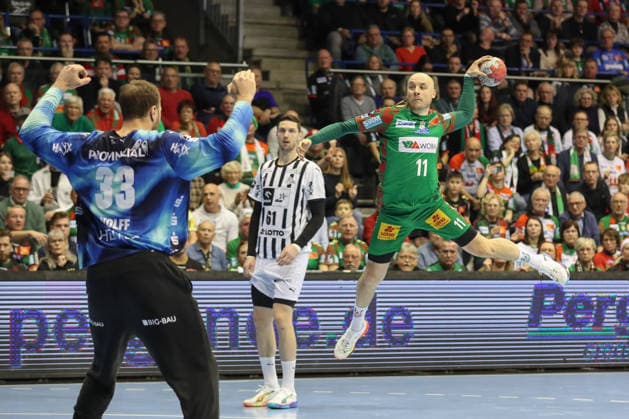 23 12 2025, xtgx, SC Magdeburg THW Kiel v l Daniel Pettersson Magdeburg, 11 wirft Tor, Torschuetze, erzielt Tor, Treffer, scores the goal Magdeburg