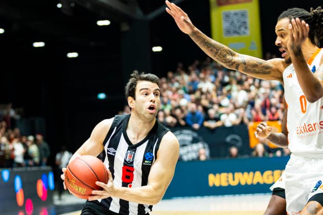 23 12 2025, xomx, Basketball EuroCup, Niners Chemnitz Besiktas JK Istanbul v l BERK UGURLU Besiktas GAIN Istanbul on the ball in a duel with Kevin Yebo Niners Chemnitz Chemnitz