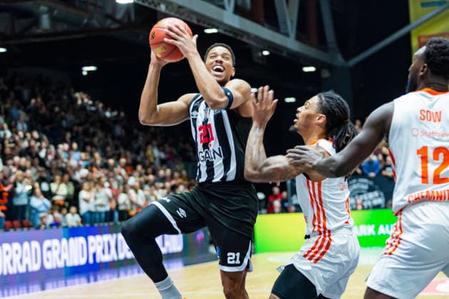 23 12 2025, xomx, Basketball EuroCup, Niners Chemnitz Besiktas JK Istanbul v l ANTHONY BROWN Besiktas GAIN Istanbul on the ball Chemnitz
