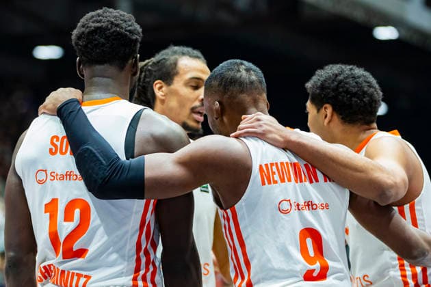 23 12 2025, xomx, Basketball EuroCup, Niners Chemnitz Besiktas JK Istanbul v l player circle, team circle, high-five Amadou Sow Niners Chemnitz , John Newman III Niners Chemnitz , Kevin Yebo Niners Chemnitz Chemnitz