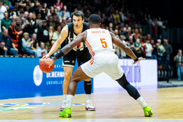 23 12 2025, xomx, Basketball EuroCup, Niners Chemnitz Besiktas JK Istanbul v l BERK UGURLU Besiktas GAIN Istanbul on the ball Corey Davis Jr Niners Chemnitz Chemnitz