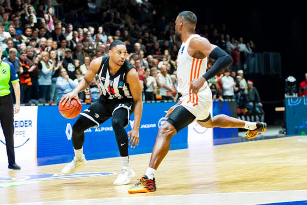 23 12 2025, xomx, Basketball EuroCup, Niners Chemnitz Besiktas JK Istanbul v l BRYNTON LEMAR Besiktas GAIN Istanbul on the ball John Newman III Niners Chemnitz Chemnitz