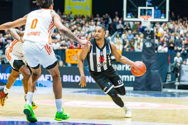 23 12 2025, xomx, Basketball EuroCup, Niners Chemnitz Besiktas JK Istanbul v l BRYNTON LEMAR Besiktas GAIN Istanbul on the ball Kevin Yebo Niners Chemnitz Chemnitz
