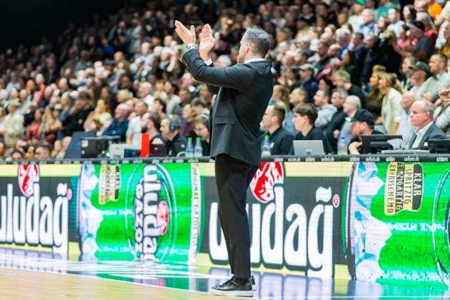 23 12 2025, xomx, Basketball EuroCup, Niners Chemnitz Besiktas JK Istanbul v l DUSAN ALIMPIJEVIC Besiktas GAIN Istanbul coach head coach single image, cropped image, Chemnitz