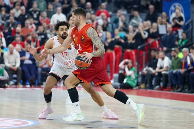 Stefan Jovic FC Bayern Basketball, 16 with Collin Malcolm Hapoel IBI Tel Aviv, 17 , GER, FC Bayern Basketball vs Hapoel Tel Aviv, Basketball, Euroleague, Matchday 18, Season 2025 2026, 23 12 2025, GER, FC Bayern Basketball vs Hapoel Tel Aviv, Basketball, Euroleague, Matchday 18, Season 2025 2026, 23 12 2025 Munich Copyright: xEibner-Pressefoto JennixMaulx EP_JML
