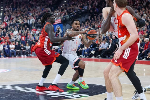 Chris Jones Hapoel IBI Tel Aviv, 01 with Wenyen Gabriel FC Bayern Basketball, 32 , GER, FC Bayern Basketball vs Hapoel Tel Aviv, Basketball, Euroleague, Matchday 18, Season 2025 2026, 23 12 2025, GER, FC Bayern Basketball vs Hapoel Tel Aviv, Basketball, Euroleague, Matchday 18, Season 2025 2026, 23 12 2025 Munich Copyright: xEibner-Pressefoto JennixMaulx EP_JML