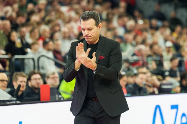 Dimitris Itoudis Hapoel IBI Tel Aviv, Head Coach applauds, GER, FC Bayern Basketball vs Hapoel Tel Aviv, Basketball, Euroleague, Matchday 18, Season 2025 2026, 23 12 2025, GER, FC Bayern Basketball vs Hapoel Tel Aviv, Basketball, Euroleague, Matchday 18, Season 2025 2026, 23 12 2025 Munich Copyright: xEibner-Pressefoto JennixMaulx EP_JML