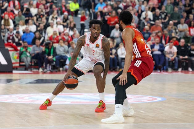 Antonio Blakeney Hapoel IBI Tel Aviv, 02 with Spencer Dinwiddie FC Bayern Basketball, 26 , GER, FC Bayern Basketball vs Hapoel Tel Aviv, Basketball, Euroleague, Matchday 18, Season 2025 2026, 23 12 2025, GER, FC Bayern Basketball vs Hapoel Tel Aviv, Basketball, Euroleague, Matchday 18, Season 2025 2026, 23 12 2025 Munich Copyright: xEibner-Pressefoto JennixMaulx EP_JML