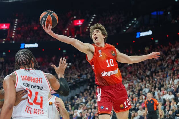 Justinian Jessup FC Bayern Basketball, 10 with Ish Wainright Hapoel IBI Tel Aviv, 24 , GER, FC Bayern Basketball vs Hapoel Tel Aviv, Basketball, Euroleague, Matchday 18, Season 2025 2026, 23 12 2025, GER, FC Bayern Basketball vs Hapoel Tel Aviv, Basketball, Euroleague, Matchday 18, Season 2025 2026, 23 12 2025 Munich Copyright: xEibner-Pressefoto JennixMaulx EP_JML