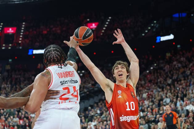 Justinian Jessup FC Bayern Basketball, 10 with Ish Wainright Hapoel IBI Tel Aviv, 24 , GER, FC Bayern Basketball vs Hapoel Tel Aviv, Basketball, Euroleague, Matchday 18, Season 2025 2026, 23 12 2025, GER, FC Bayern Basketball vs Hapoel Tel Aviv, Basketball, Euroleague, Matchday 18, Season 2025 2026, 23 12 2025 Munich Copyright: xEibner-Pressefoto JennixMaulx EP_JML