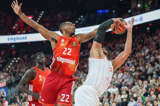 Isiaha Mike FC Bayern Basketball, 22 with Ish Wainright Hapoel IBI Tel Aviv, 24 , with Wenyen Gabriel FC Bayern Basketball, 32 , GER, FC Bayern Basketball vs Hapoel Tel Aviv, Basketball, Euroleague, Matchday 18, Season 2025 2026, 23 12 2025, GER, FC Bayern Basketball vs Hapoel Tel Aviv, Basketball, Euroleague, Matchday 18, Season 2025 2026, 23 12 2025 Munich Copyright: xEibner-Pressefoto JennixMaulx EP_JML