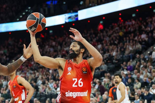 Spencer Dinwiddie FC Bayern Basketball, 26 with ball, GER, FC Bayern Basketball vs Hapoel Tel Aviv, Basketball, Euroleague, Matchday 18, Season 2025 2026, 23 12 2025, GER, FC Bayern Basketball vs Hapoel Tel Aviv, Basketball, Euroleague, Matchday 18, Season 2025 2026, 23 12 2025 Munich Copyright: xEibner-Pressefoto JennixMaulx EP_JML