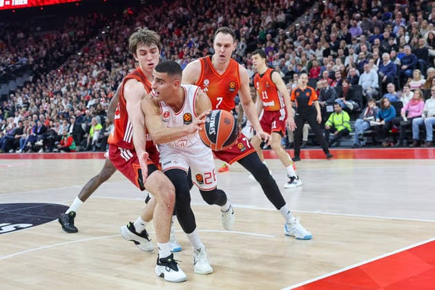 Yam Madar Hapoel IBI Tel Aviv, 26 with Justinian Jessup FC Bayern Basketball, 10 and Johannes Voigtmann FC Bayern Basketball, 07 , GER, FC Bayern Basketball vs Hapoel Tel Aviv, Basketball, Euroleague, Matchday 18, Season 2025 2026, 23 12 2025, GER, FC Bayern Basketball vs Hapoel Tel Aviv, Basketball, Euroleague, Matchday 18, Season 2025 2026, 23 12 2025 Munich Copyright: xEibner-Pressefoto JennixMaulx EP_JML