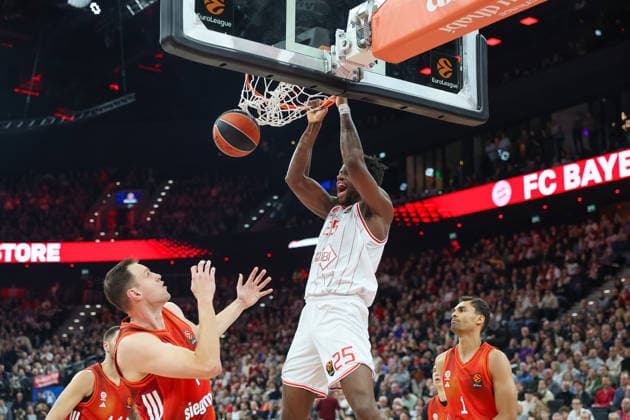 Dunk Dan Oturu Hapoel IBI Tel Aviv, 25 with Johannes Voigtmann FC Bayern Basketball, 07 and Oscar da Silva FC Bayern Basketball, 01 , with Stefan Jovic FC Bayern Basketball, 16 , GER, FC Bayern Basketball vs Hapoel Tel Aviv, Basketball, Euroleague, Matchday 18, Season 2025 2026, 23 12 2025, GER, FC Bayern Basketball vs Hapoel Tel Aviv, Basketball, Euroleague, Matchday 18, Season 2025 2026, 23 12 2025 Munich Copyright: xEibner-Pressefoto JennixMaulx EP_JML