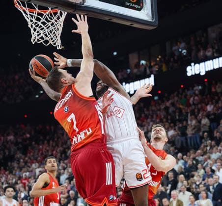 Dunk Dan Oturu Hapoel IBI Tel Aviv, 25 with Johannes Voigtmann FC Bayern Basketball, 07 and Andreas Obst FC Bayern Basketball, 13 , GER, FC Bayern Basketball vs Hapoel Tel Aviv, Basketball, Euroleague, Matchday 18, Season 2025 2026, 23 12 2025, GER, FC Bayern Basketball vs Hapoel Tel Aviv, Basketball, Euroleague, Matchday 18, Season 2025 2026, 23 12 2025 Munich Copyright: xEibner-Pressefoto JennixMaulx EP_JML