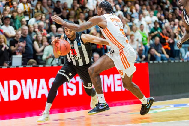 23.12.2025, xomx, Basketball EuroCup, Niners Chemnitz - Besiktas JK Istanbul v.l. BRYNTON LEMAR (Besiktas GAIN Istanbul) und Tyron Brewer (Niners Chemnitz) im Zweikampf am Ball. Chemnitz