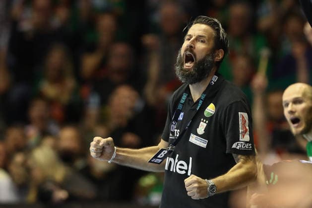 23.12.2025, xtgx, SC Magdeburg - THW Kiel v.l. Bennet Wiegert (Magdeburg, Trainer) Jubel, Torjubel, jubelt ueber das Tor, celebrate the goal, celebration Magdeburg