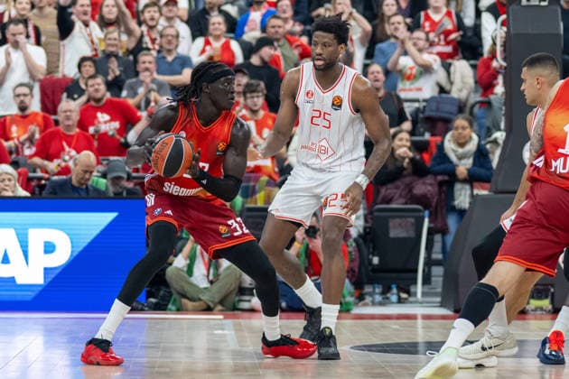Wenyen Gabriel 32 FC Bayern Basketball , Dan Oturu 25 Hapoel IBI Tel Aviv , FC Bayern Basketball vs Hapoel IBI Tel Aviv, EuroLeague 18 Matchday, 23 12 2025 Munich Bavaria Germany Copyright: xkolbert-press UlrichxGamelx