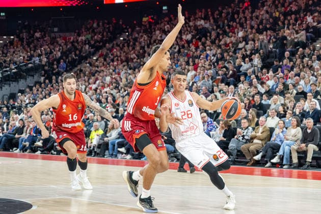 Stefan Jovic 16 FC Bayern Basketball , Oscar da Silva 1 FC Bayern Basketball , Yam Madar 26 Hapoel IBI Tel Aviv , FC Bayern Basketball vs Hapoel IBI Tel Aviv, EuroLeague 18 Matchday, 23 12 2025 Munich Bavaria Germany Copyright: xkolbert-press UlrichxGamelx