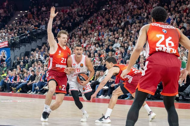 Justus Hollatz 21 FC Bayern Basketball , Yam Madar 26 Hapoel IBI Tel Aviv , FC Bayern Basketball vs Hapoel IBI Tel Aviv, EuroLeague 18 Matchday, 23 12 2025 Munich Bavaria Germany Copyright: xkolbert-press UlrichxGamelx