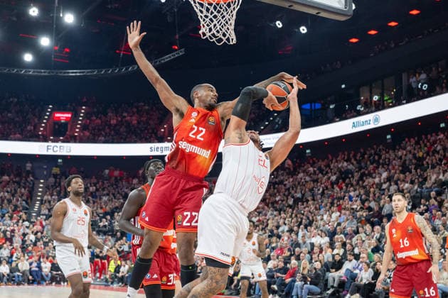 Isiaha Mike 22 FC Bayern Basketball , Chris Jones 1 Hapoel IBI Tel Aviv , FC Bayern Basketball vs Hapoel IBI Tel Aviv, EuroLeague 18 Matchday, 23 12 2025 Munich Bavaria Germany Copyright: xkolbert-press UlrichxGamelx